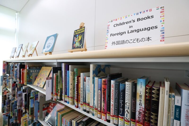 都立多摩図書館の「こどものへや」にはさまざまな言語で書かれた外国語の本のコーナーもあります。外国人のこどもが読みにくるほか、有名な絵本の翻訳版などで外国語を学習したいというこどもたちにも活用されている