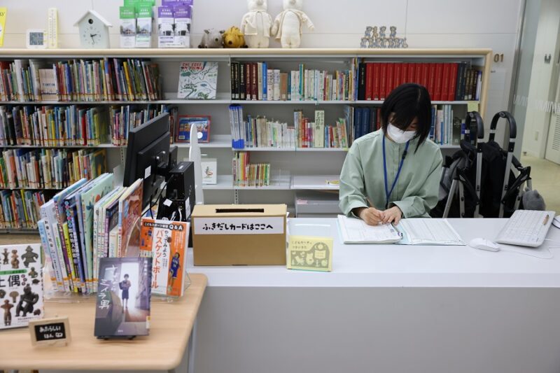 都立多摩図書館の「こどものへや」では、本を探すのに迷ったときは、カウンターに相談員の司書さんがいてくれるので、みなさんの頼もしいアドバイザーになってくれます。