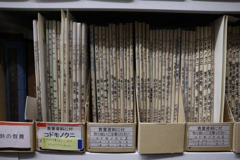 都立多摩図書館の書庫には、貴重な書籍や雑誌が保管されている