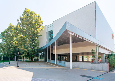 都立多摩図書館の正面玄関