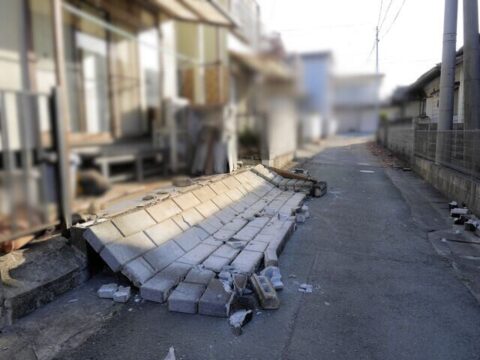 地震で崩れたブロック塀