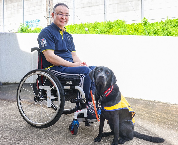 日本補助犬協会で広報を担当している安杖直人さんと、介助犬のノース