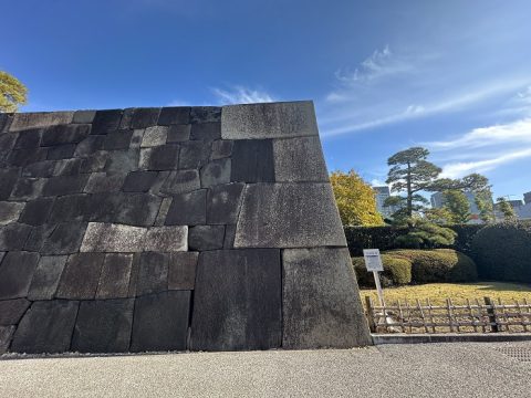 大手門の中、江戸城本丸への道を厳重に守る百人番所近くの石垣は圧倒的な大きさ