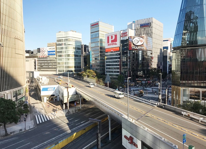 数寄屋橋交差点の上空を走るKK線。ビルとビルの上を橋でつなぎ、道路を走らせているＫＫ線は、まもなく廃止される