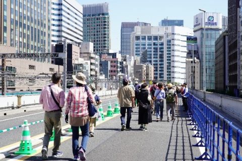 KK線を一般の人たちに開放したイベント「銀座スカイウォーク」の様子